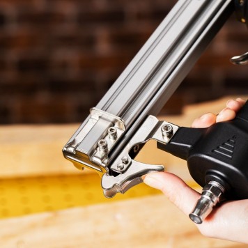 Нейлер пневматический DL-QDQ-F30B (скобы 47/300/F 10-30 мм) DELI-7