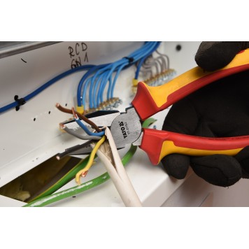 Плоскогубцы YT-21152 диэлектрические 180 мм YATO-1