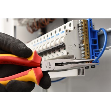 Тонкогубцы YT-21154 диэлектрические 160 мм YATO-1